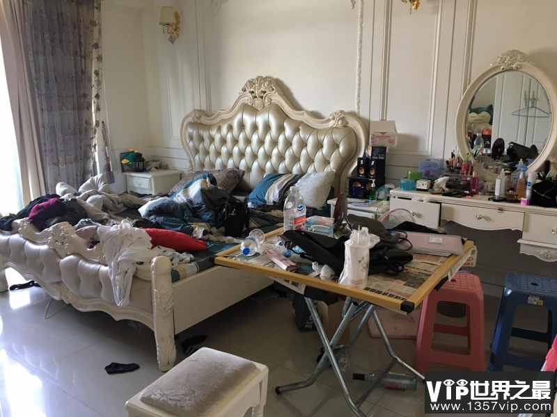 拿东西进妹妹房间看到景象太惊人 网友：被核弹打到