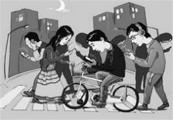 走路玩手机落水事件始末 19岁少女落水时周围没人会游泳