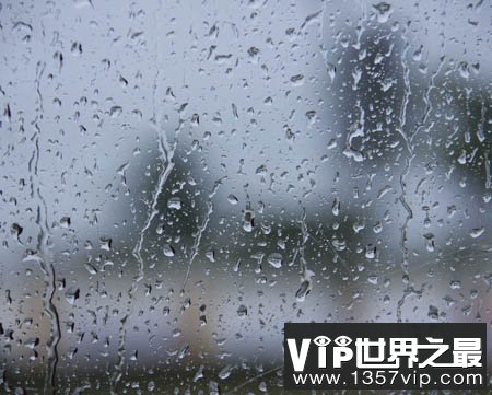 中间有水的两块玻璃为什么难以分开