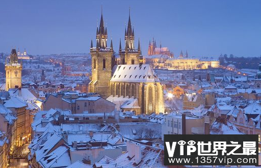 世界上最壮观的冰雪城堡就像一个美丽的初雪城堡