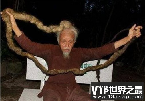 大爷70年不剪头发，土豪500万买下他头发