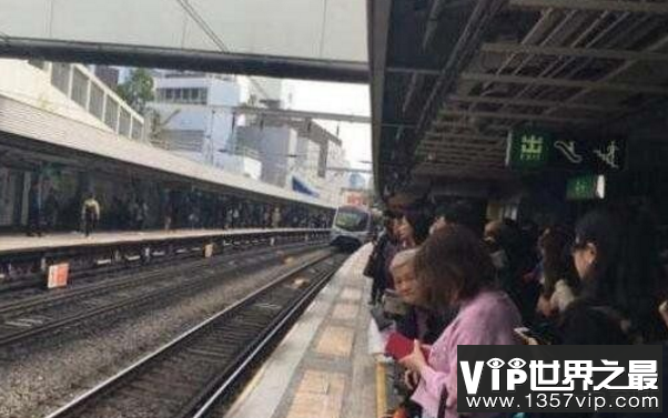 新加坡地铁站闹鬼事件，站台惊现无头猛鬼