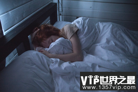 女人睡觉夹被子到底有多爽
